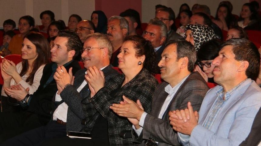 &lsquo;dikkat Aile Var&rsquo; Oyunu Saruhanlı&rsquo;da B&uuml;y&uuml;k İlgi G&ouml;rd&uuml;