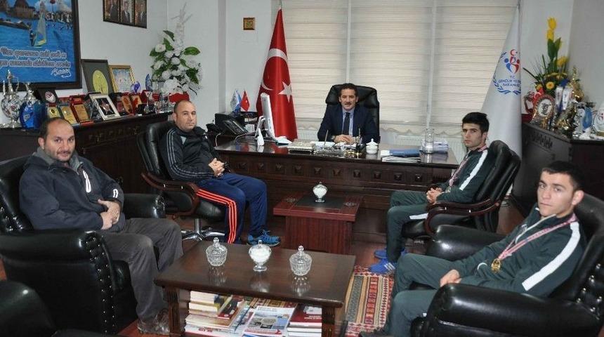 Vanlı Boks&ouml;rler Madalyalarla D&ouml;nd&uuml;