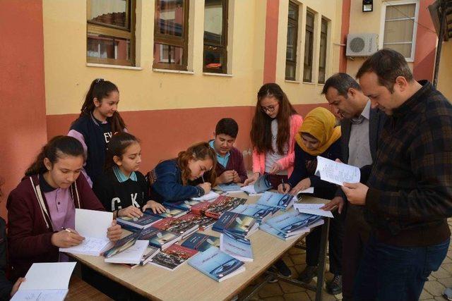 Genç Kalemler Kitaplarını İmzaladı