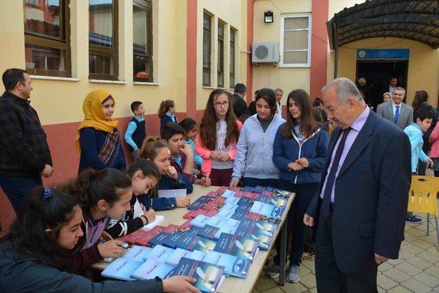 Genç Kalemler Kitaplarını İmzaladı