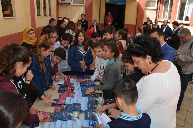 Genç Kalemler Kitaplarını İmzaladı