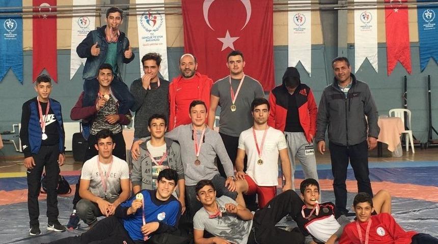 G&uuml;reş&rsquo;te Madalyaları Bayraklı Kaptı