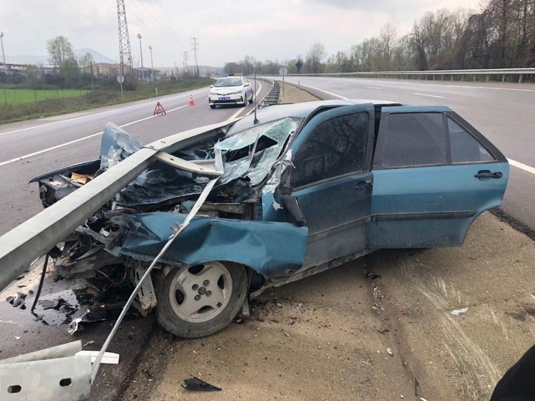 Bariyerlere Saplanan Otomobilden Sağ &Ccedil;ıktı