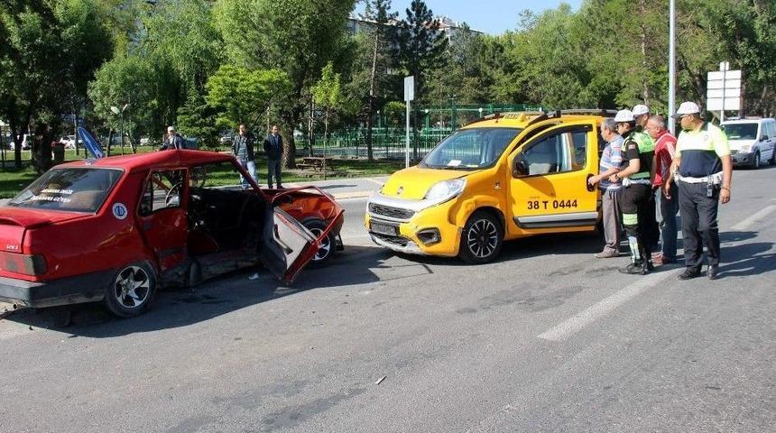 Kayseri&rsquo;de Ticari Taksi İle Otomobil &Ccedil;arpıştı: 5 Yaralı