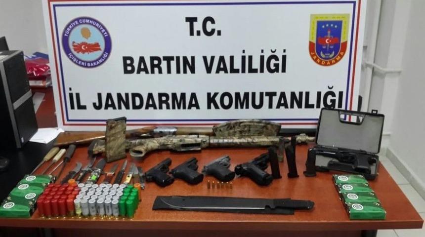 Bartın&rsquo;da Silah Ka&ccedil;ak&ccedil;ısı Jandarma Ekiplerine Yakalandı