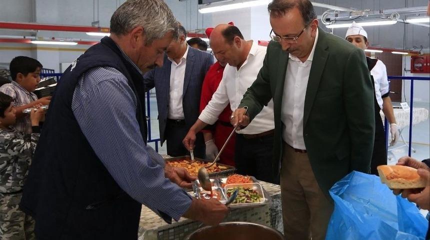 Belediye Başkanı Se&ccedil;en, İftar Sofrasında &Ccedil;orba Dağıttı