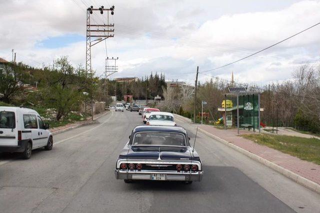 Konya’da Özel Gençlere Klasik Otomobillerle Nostalji Turu