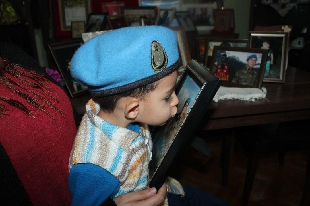 İki Kez G&ouml;rd&uuml;ğ&uuml; Şehit Babasının Hatıralarıyla B&uuml;y&uuml;yor