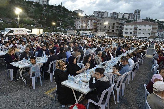 Mamak’ta Dev İftar Sofralarının İlki Yeşilbayır Mahallesi’nde Kuruldu