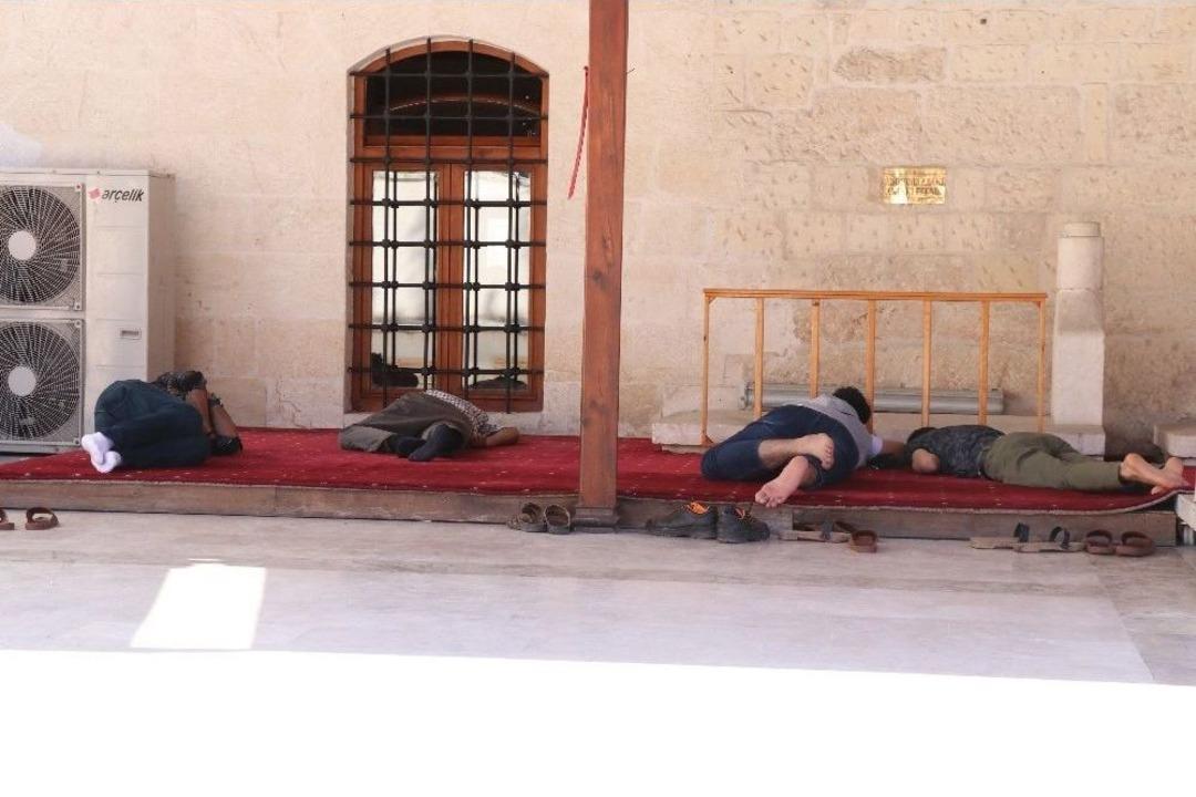 Sıcaktan Bunalan Oru&ccedil;lular Cami Avlularında Uyuyarak İftarı Bekliyor