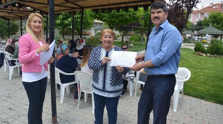 Dekoratif Tablo Yapım Kursuna Katılanlara Sertifika