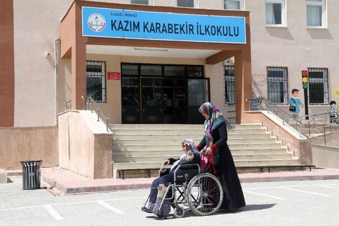 Doğuştan Engelli 52 Yaşındaki Kadının Okum Yazma Azmi