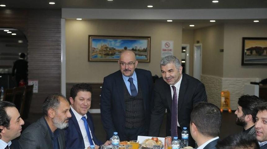Başkan &Ccedil;elik, Ak Parti İl Ve İl&ccedil;e Teşkilatlarına B&uuml;y&uuml;kşehir&rsquo;in Yatırımlarını Anlattı