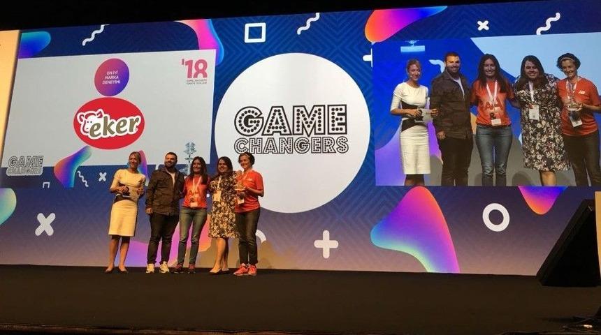 Eker S&uuml;t, Oyunu Değiştirenler &Ouml;d&uuml;l&uuml;&rsquo;n&uuml; Aldı