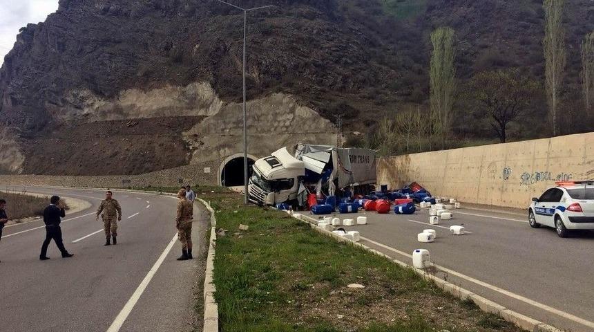 Sivas&rsquo;ta Tır Devrildi: 1 Yaralı