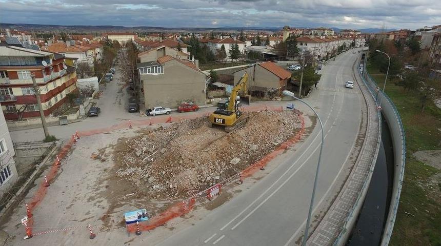 K&uuml;tahya&rsquo;da Trafik Problemi Oluşturulan Bina Kamulaştırılarak Yıkımı Ger&ccedil;ekleştirildi