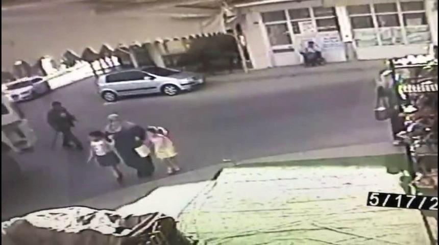 Yolun Karşısına Ge&ccedil;mek İsteyen Yaşlı Adama Hafriyat Kamyonu B&ouml;yle &Ccedil;arptı