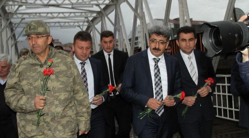 ‘93 Harbi Şehitleri’ Anısına Kura Nehrine Karanfil Bırakıldı