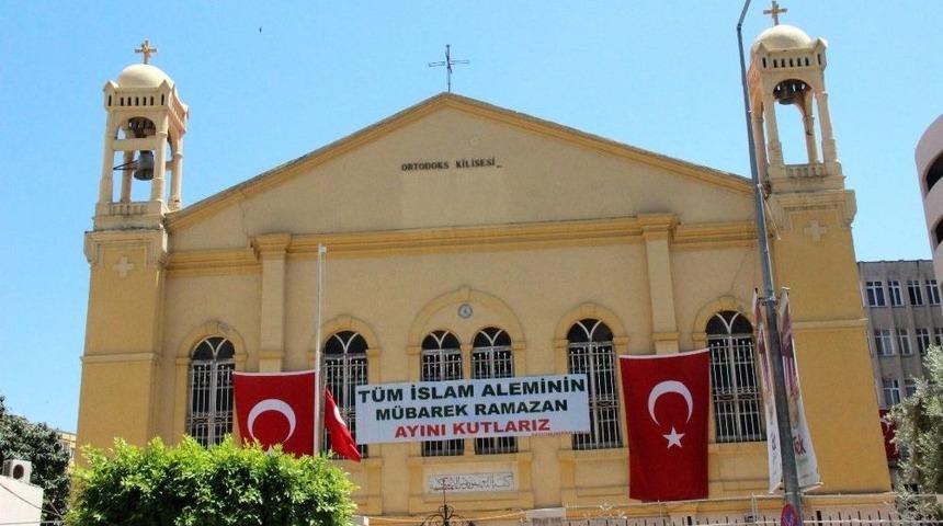 Hristiyan Ortodoks Cemaati&rsquo;nden Pankartlı Ramazan Kutlaması
