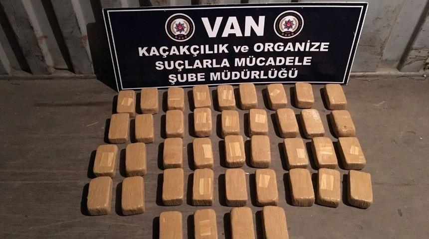 Van&rsquo;da Bir Otomobilde 20 Kilo Eroin Ele Ge&ccedil;irildi