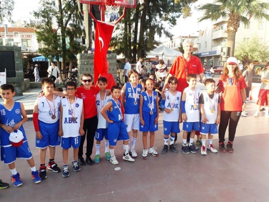 Ayvalık&rsquo;ta 36. Gen&ccedil;lik Haftası A&ccedil;ılışı Coşkusu