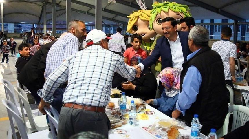 İlk İftarda 2 Bin 500 Kişi Aynı Sofrada Buluştu