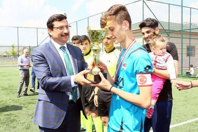 Başkan Ak, Liselerarası Gençlik Futbol Turnuvası’na Katıldı