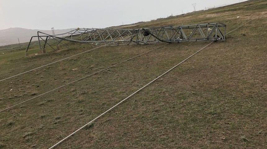 Şiddetli Fırtına Elektrik Hatlarına Zarar Verdi