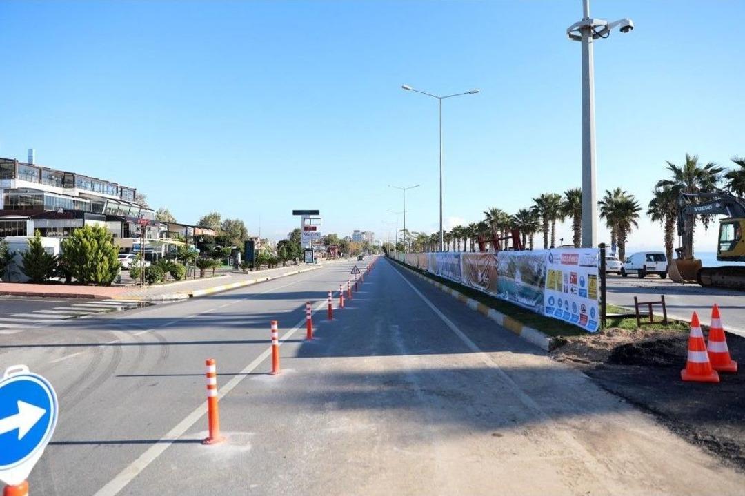 Konyaaltı Sahil Yolunun G&uuml;ney Şeridi Trafiğe Kapatıldı