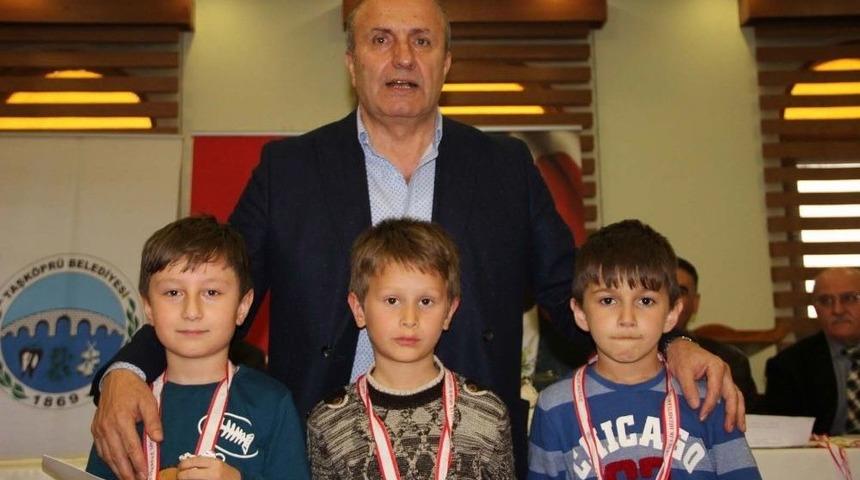 Taşk&ouml;pr&uuml;&rsquo;de Satran&ccedil; Turnuvası&rsquo;na Yoğun İlgi