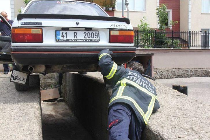 Arabanın İçine Giren Yılan İtfaiyeyi Seferber Etti G2