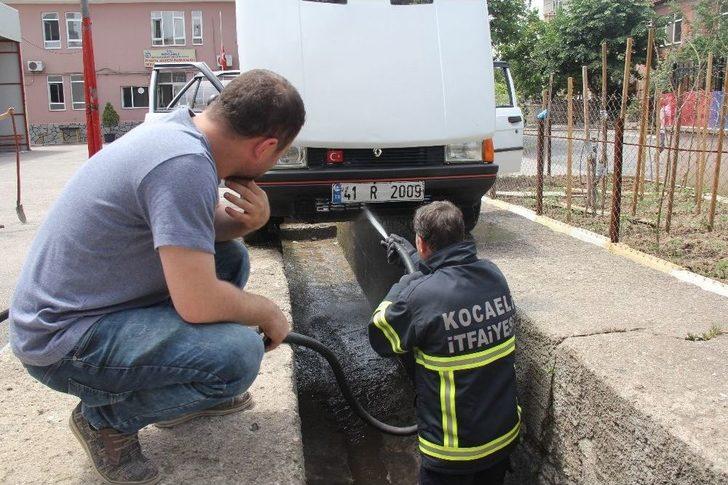 Arabanın İçine Giren Yılan İtfaiyeyi Seferber Etti G3