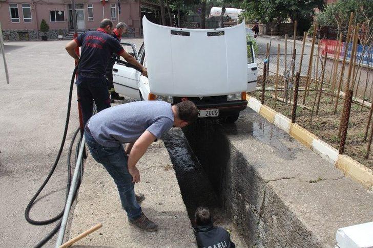 Arabanın İçine Giren Yılan İtfaiyeyi Seferber Etti G4