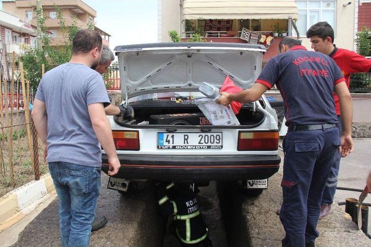 Arabanın İçine Giren Yılan İtfaiyeyi Seferber Etti G5