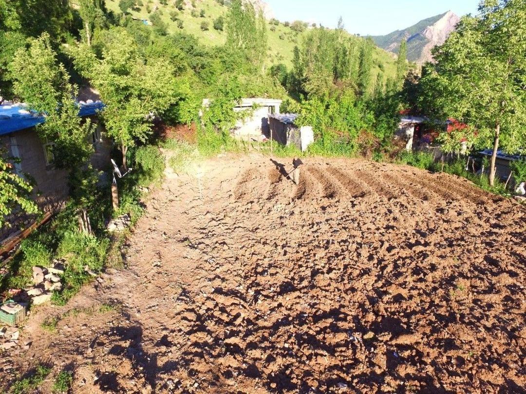 K&ouml;yl&uuml;ler Ramazan&rsquo;da Tarlalarla G&uuml;n Boyu Sıcak Terler D&ouml;k&uuml;yor