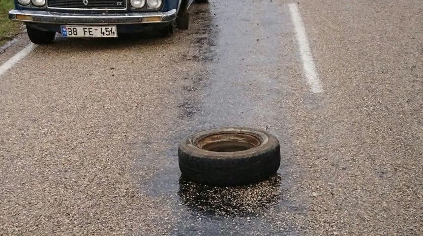 Seyir Halindeki Otomobilin Tekeri Fırladı