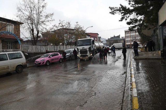 Muş’ta Yol Yıkama Çalışması