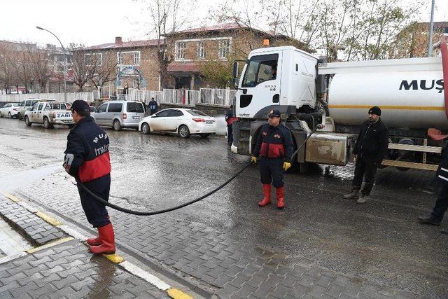 Muş’ta Yol Yıkama Çalışması