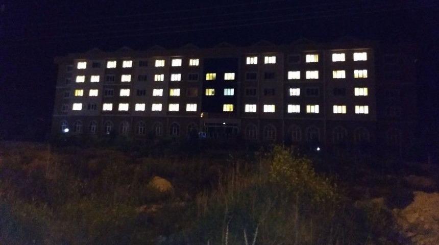 Beyşehir&rsquo;deki &Ouml;ğrenci Yurdunda Oda Işıklarıyla "kud&uuml;s" Yazıldı