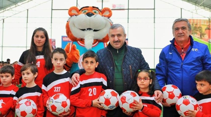 K&ouml;rfez&rsquo;de 1000 Futbol Topu Dağıtıldı