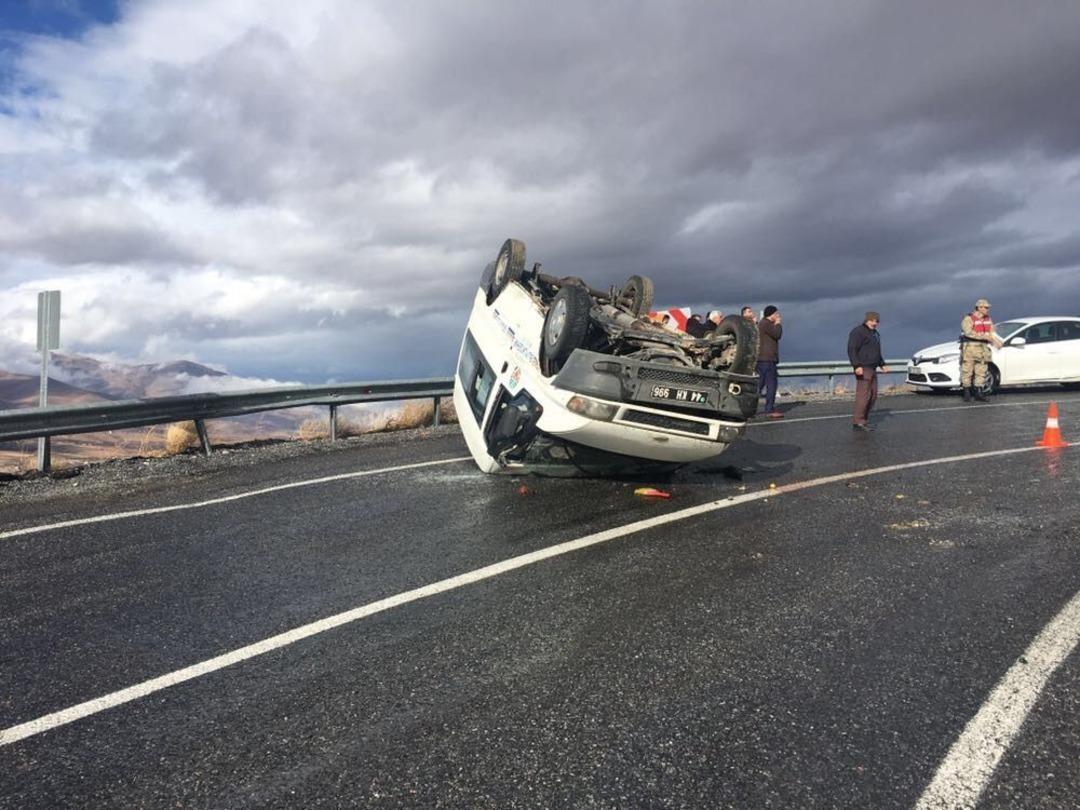 Belediye İş&ccedil;ilerini Taşıyan Servis Minib&uuml;s&uuml; Devrildi: 11 Yaralı