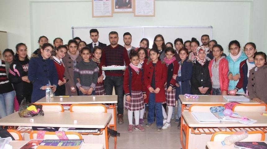 &Ouml;ğrencilere G&uuml;l Suyu Ve Lokum İkramı