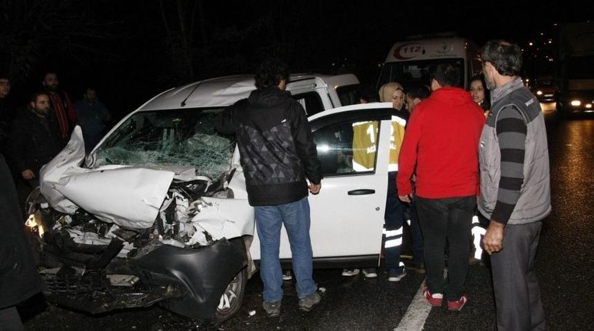 Kırmızı Işıkta Duran Tır&rsquo;a Arkadan &Ccedil;arptı