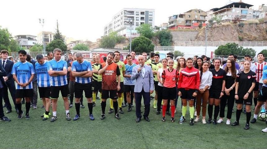 Kadın Hakemler Hem Ma&ccedil; Y&ouml;netti Hem Futbol Oynadı