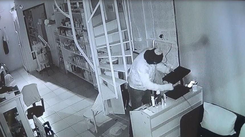 Kuaf&ouml;rden Bilgisayar Hırsızlığı Kamerada