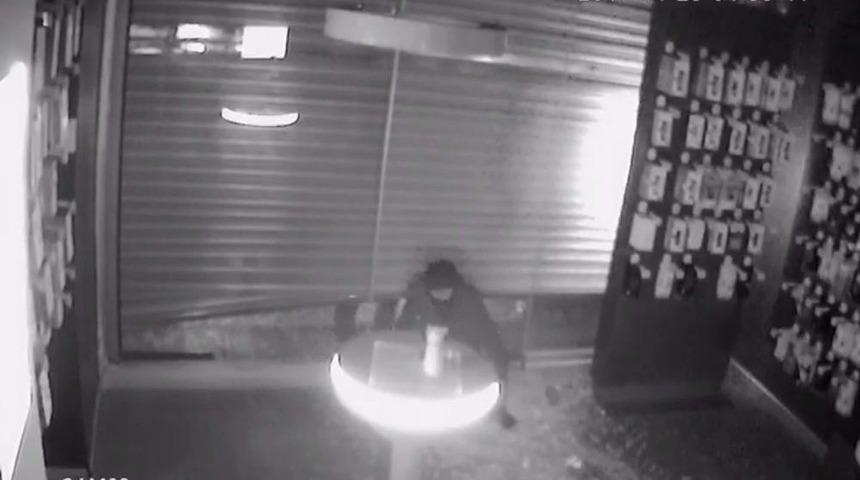 Ey&uuml;p&rsquo;te 2 Dakikada 60 Bin Liralık Soygun Kamerada