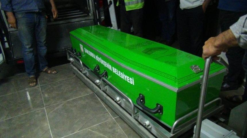 Akıma Kapılan İş&ccedil;inin Cesedi Direkte Asılı Kaldı