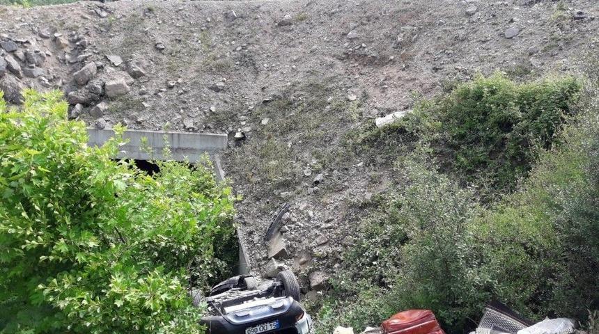 Ara&ccedil;ta Sıkışan Vatandaşları İtfaiye Kurtardı