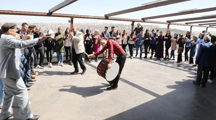 Ga&uuml;n&rsquo;de Yaşlılar Doyasıya Eğlendi