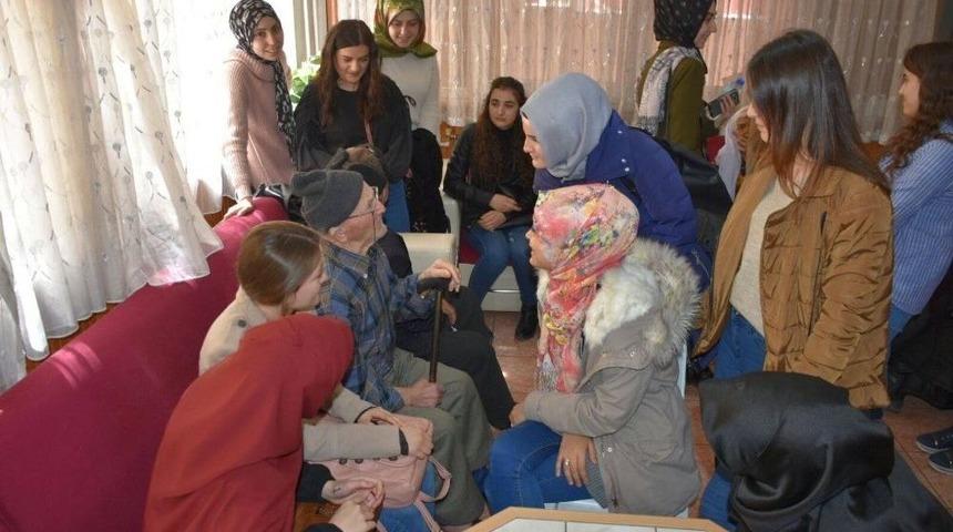 &Uuml;niversite &Ouml;ğrencilerinden Huzurevi Ziyareti